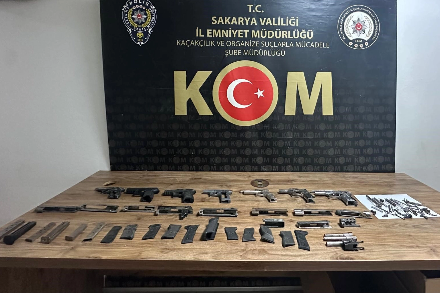 Sakarya'da bir evde silah parçaları bulundu: 1 gözaltı Sakarya'da bir evde silah parçaları bulundu: 1 gözaltı