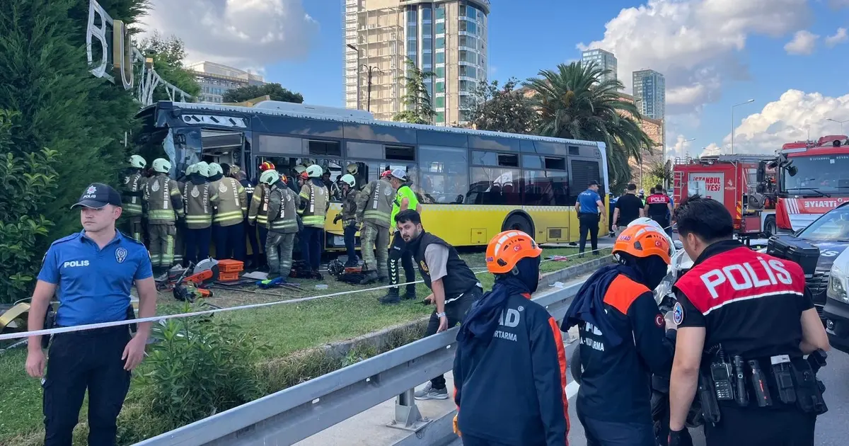 İETT otobüsü Zeytinburnu'nda duvara çarptı: Yaralılar var