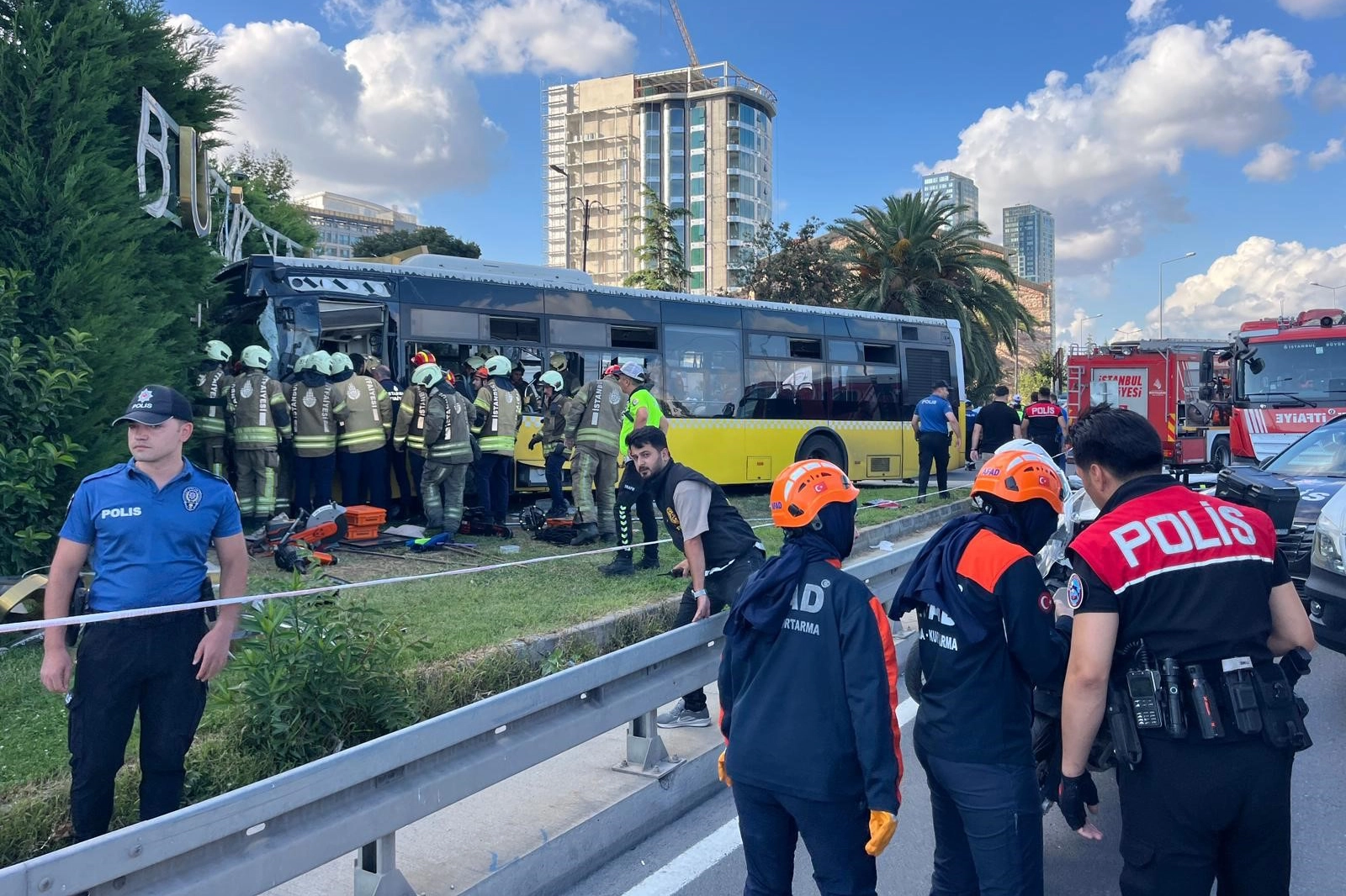 İETT otobüsü Zeytinburnu'nda duvara çarptı: Yaralılar var İETT otobüsü Zeytinburnu'nda duvara çarptı: Yaralılar var