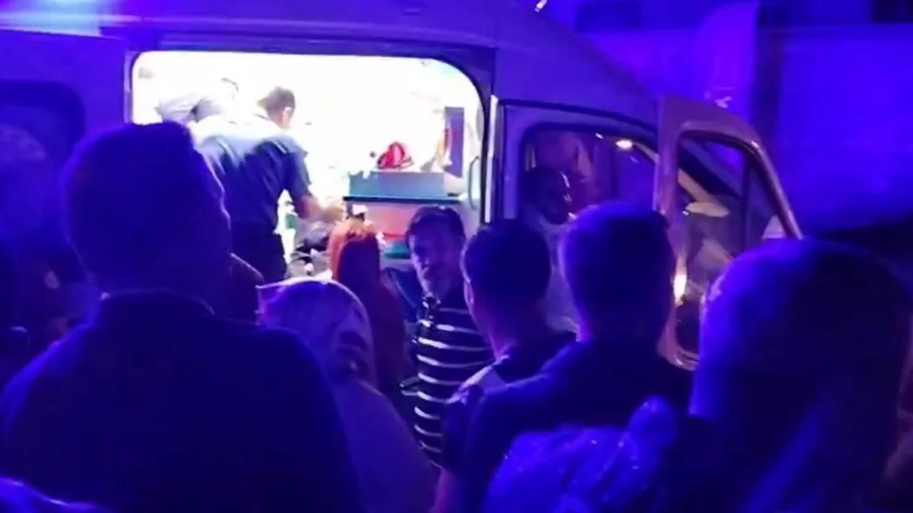 Festival alanında devrilen ekran, 5 kişiyi yaraladı
