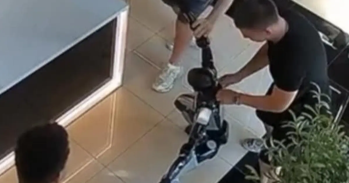 Rusya'da insansı robot, kendisini iten kişiye tekme attı