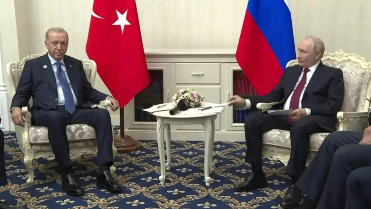 Cumhurbaşkanı Erdoğan, Putin ile Bişkek’te Türkiye-Rusya ilişkilerini görüştü Cumhurbaşkanı Erdoğan, Putin ile Bişkek’te Türkiye-Rusya ilişkilerini görüştü