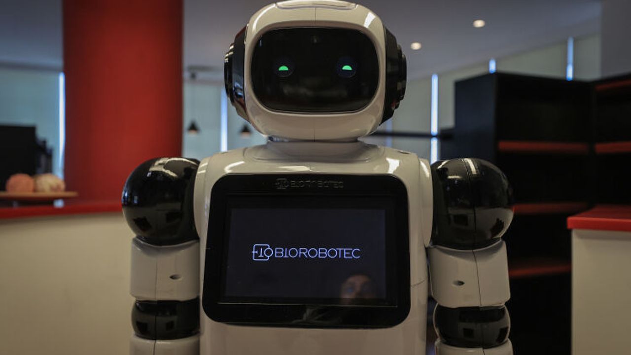 Yerli robot "Adam", Bursa Ulutek Teknopark'ta danışma hizmeti vermeye başladı