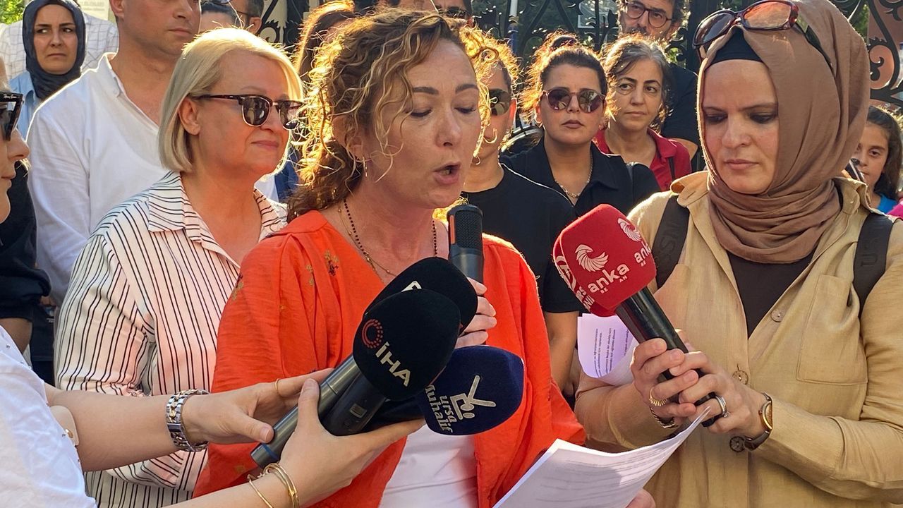 Bursa'da veliler, çocukların eğitim hakları için okul önünde toplandı