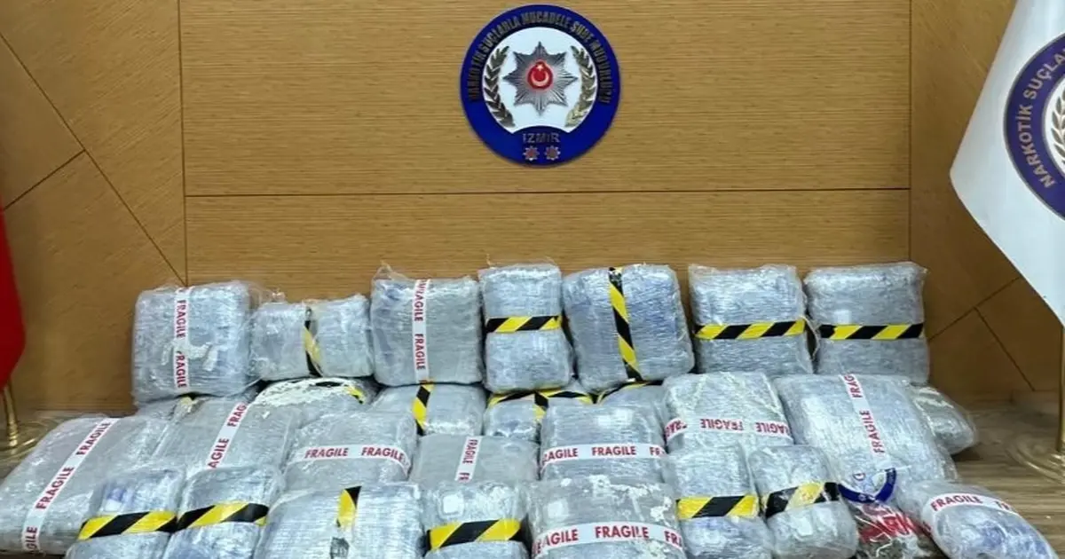 İzmir'de düzenlenen operasyonda 80 kilo uyuşturucu ele geçirildi İzmir'de düzenlenen operasyonda 80 kilo uyuşturucu ele geçirildi