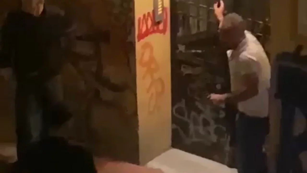Beyoğlu'nda 4 çocuk, 2 bin lira ve cep telefonunu gasp etti Beyoğlu'nda 4 çocuk, 2 bin lira ve cep telefonunu gasp etti