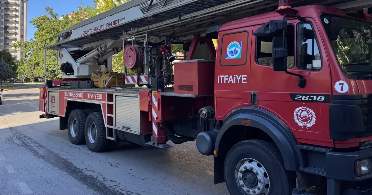 Balkondaki koltuk alev aldı: Yangın eve sıçramadan kontrol altına alındı Balkondaki koltuk alev aldı: Yangın eve sıçramadan kontrol altına alındı