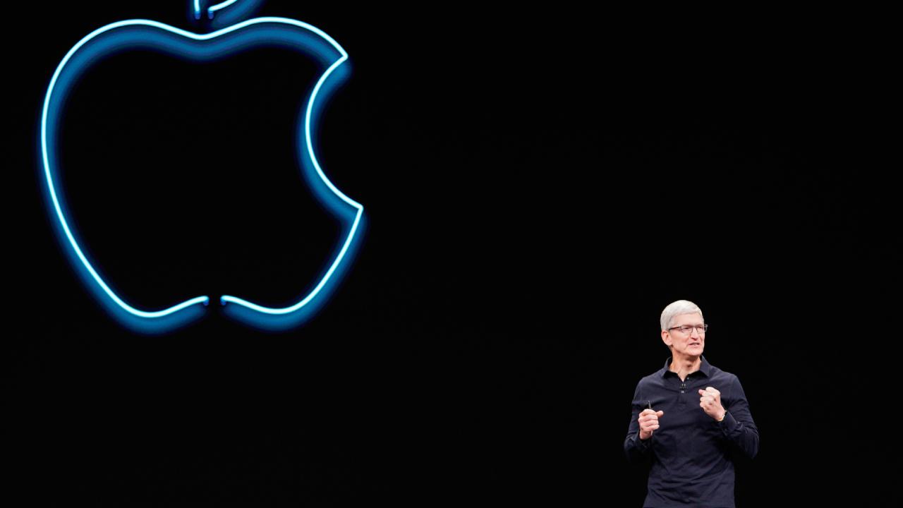 Apple'da tarihi değişim: Tim Cook koltuğu John Ternus'a devretti