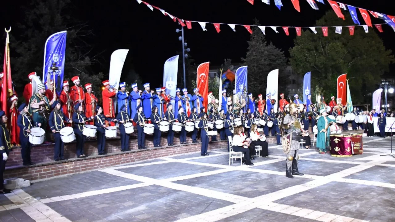 Yenişehir'de 88 kişilik gösteri Altın Biber Festivali'nde sahne aldı