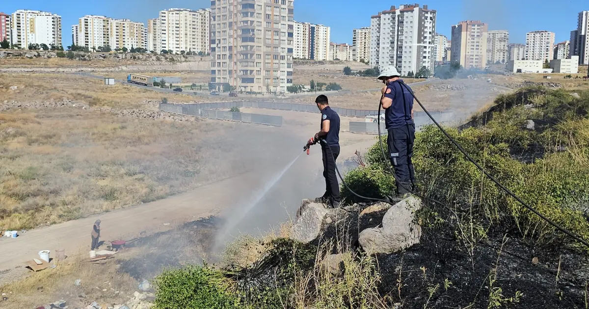 Kadın, yangını salça kaynatarak izledi: Ekipler müdahale etti