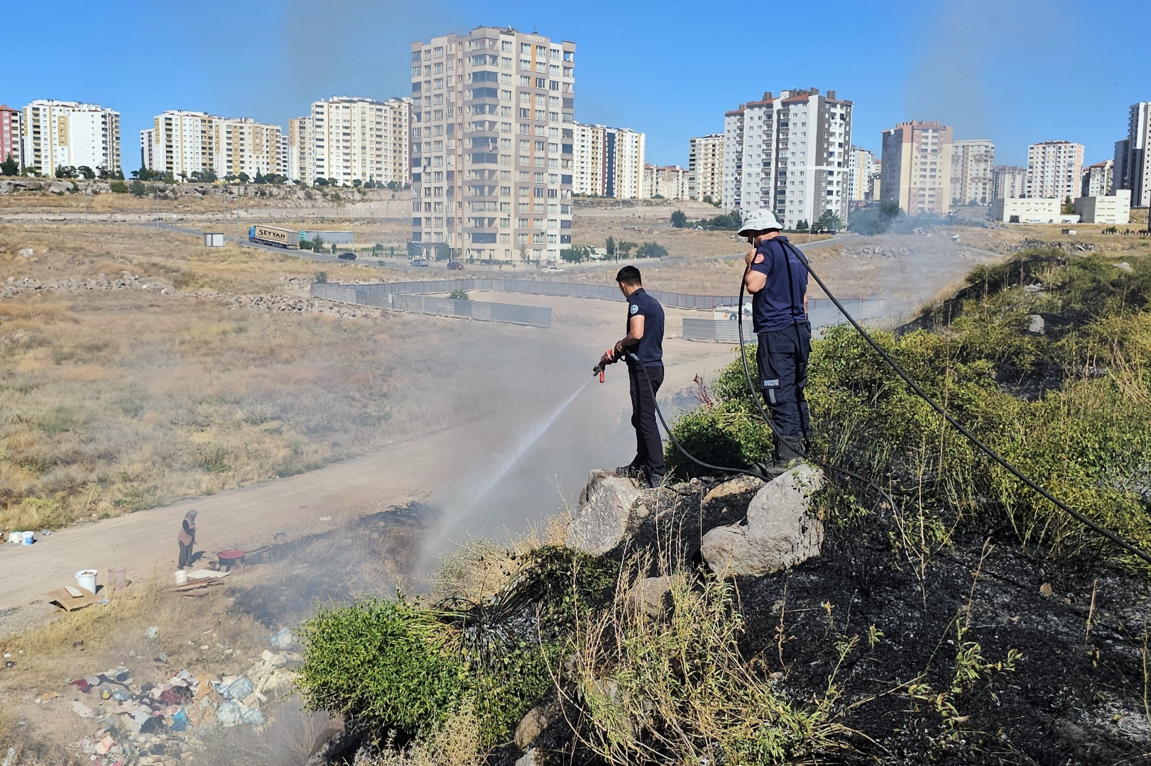 Kadın, yangını salça kaynatarak izledi: Ekipler müdahale etti