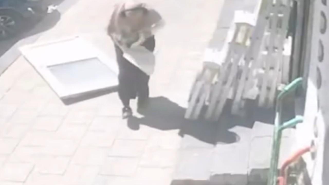Karaman'da düşen kapıdan son anda kurtulan kadın hastaneye kaldırıldı