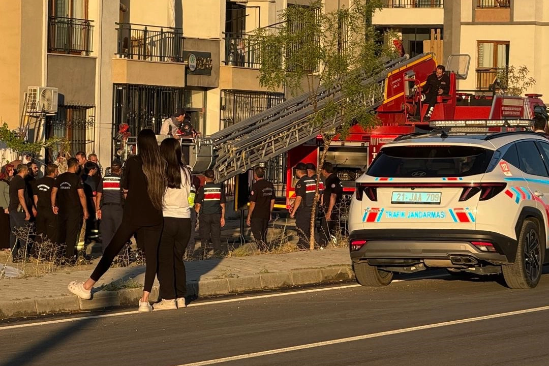 Diyarbakır'da balkondan atlayan kadın, komşusu tarafından kurtarıldı