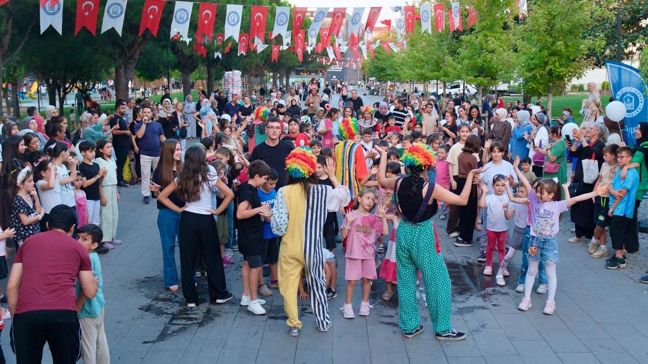 Yıldırım Belediyesi, 20 bin çocuğu şenlikte buluşturdu