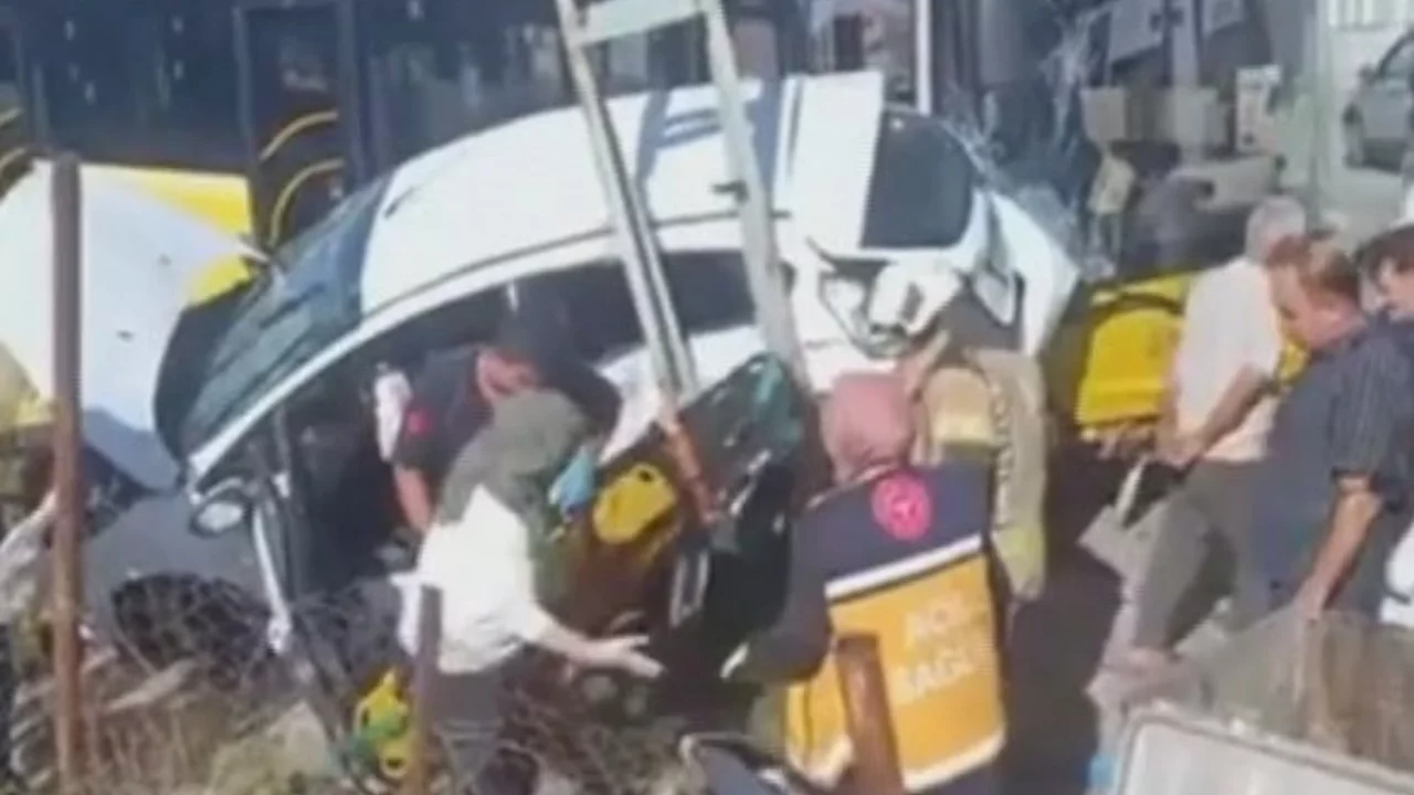 İETT otobüsü ile otomobil çarpıştı: 4 yaralı hastaneye kaldırıldı
