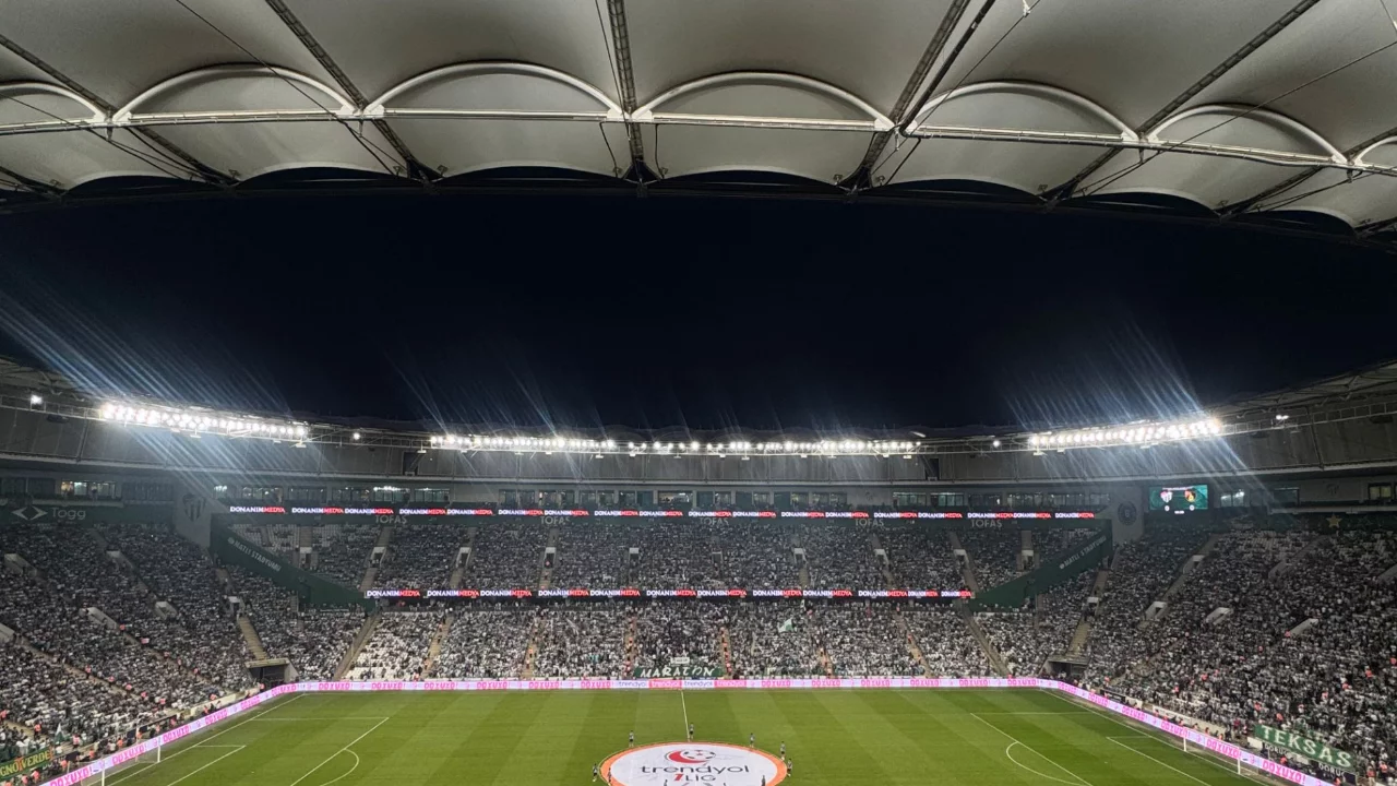 Bursaspor taraftarları, hafta içi maçı coşkuyla izledi