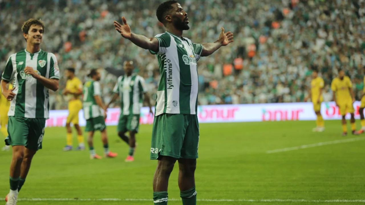 Bursaspor, İstanbulspor'u 4-0 ile geçerek farklı galibiyet elde etti