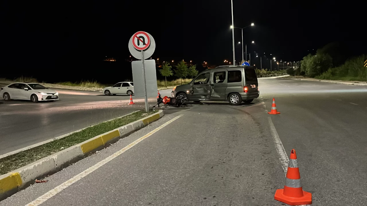 Otomobil ve motosiklet çarpıştı: 3 kişi yaralandı Otomobil ve motosiklet çarpıştı: 3 kişi yaralandı