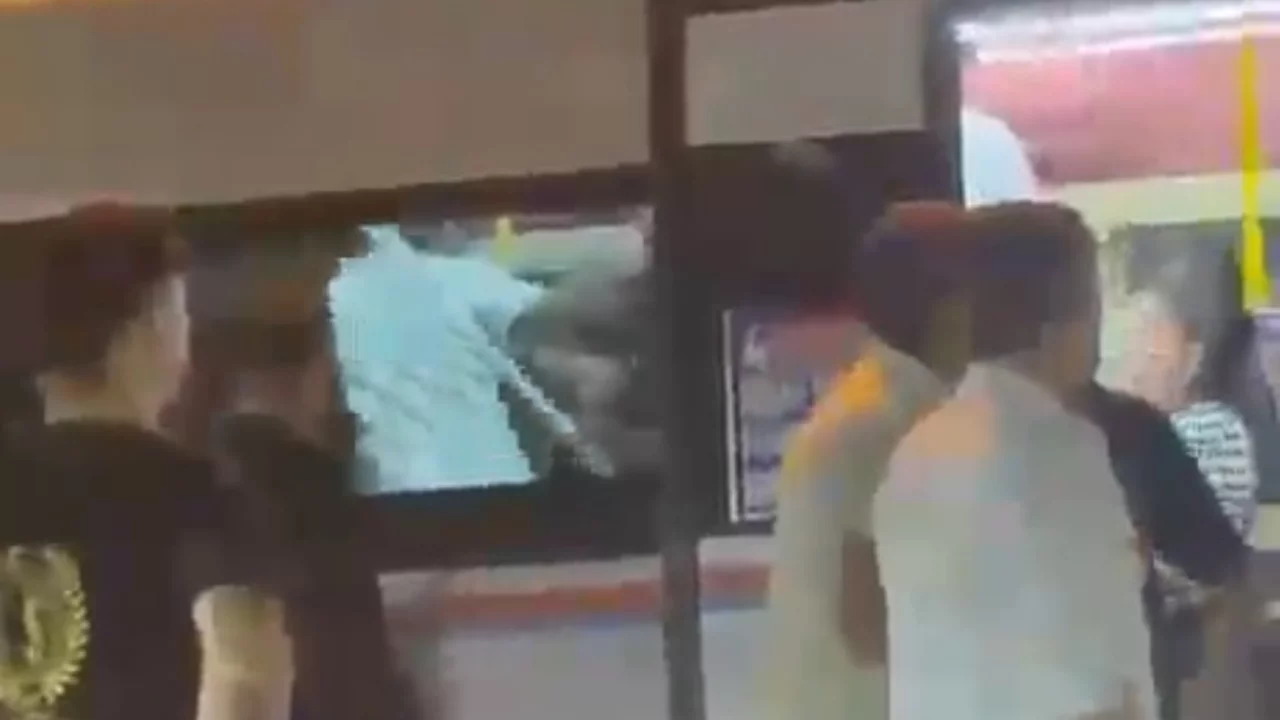 Adana'da dolmuşta kargaşa: Küçük çocuk darbedildi Adana'da dolmuşta kargaşa: Küçük çocuk darbedildi