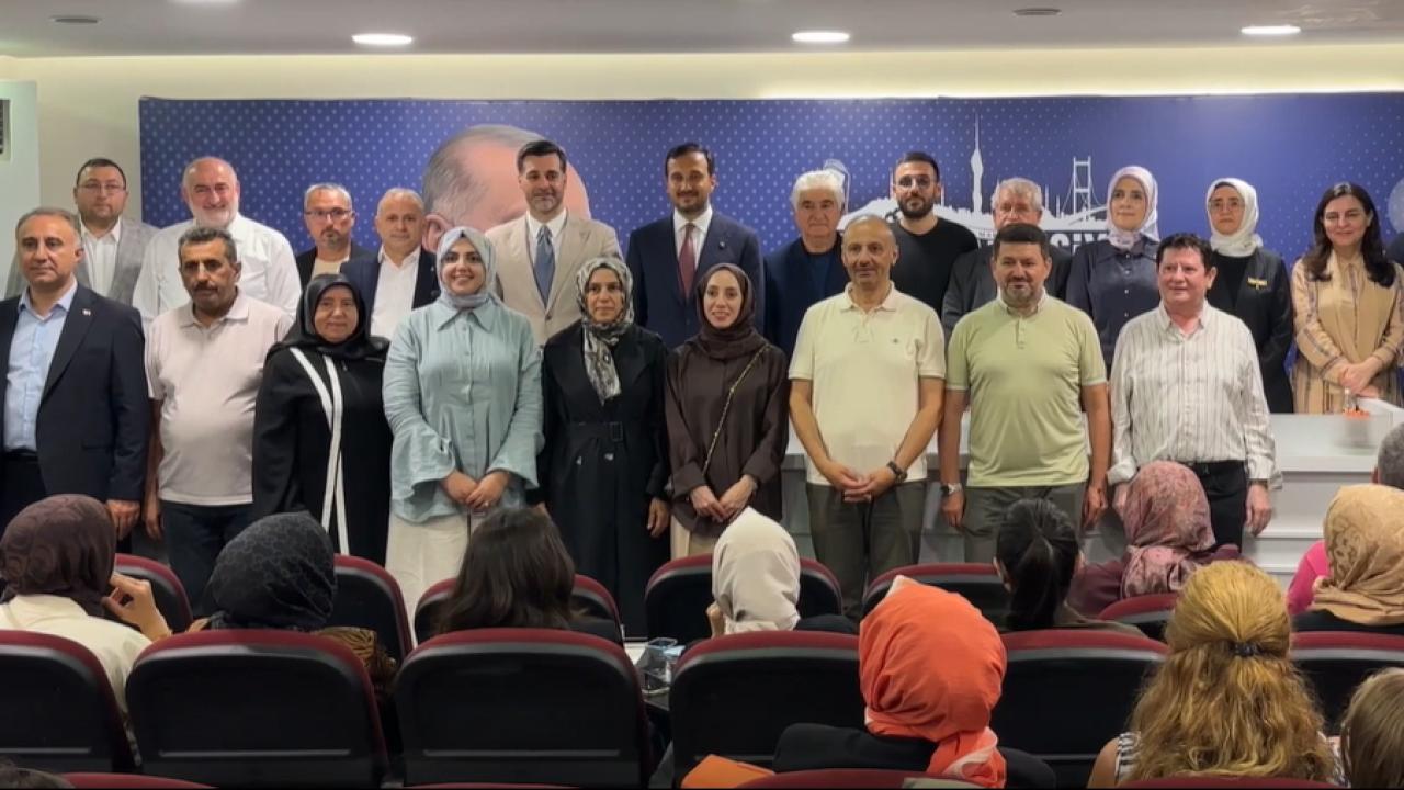 4 CHP'li meclis üyesi AK Parti'ye katıldı: Üsküdar'da siyasi dengeler değişiyor 4 CHP'li meclis üyesi AK Parti'ye katıldı: Üsküdar'da siyasi dengeler değişiyor