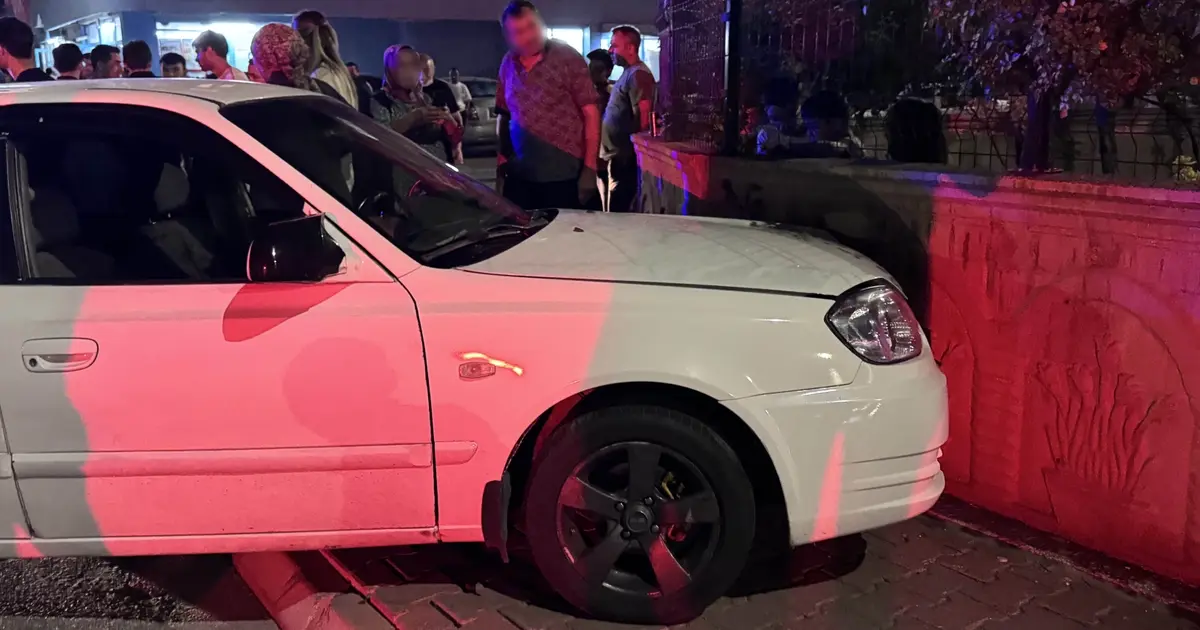 Kayseri'de otomobil kaza yaptı: Bina duvarına çarptı