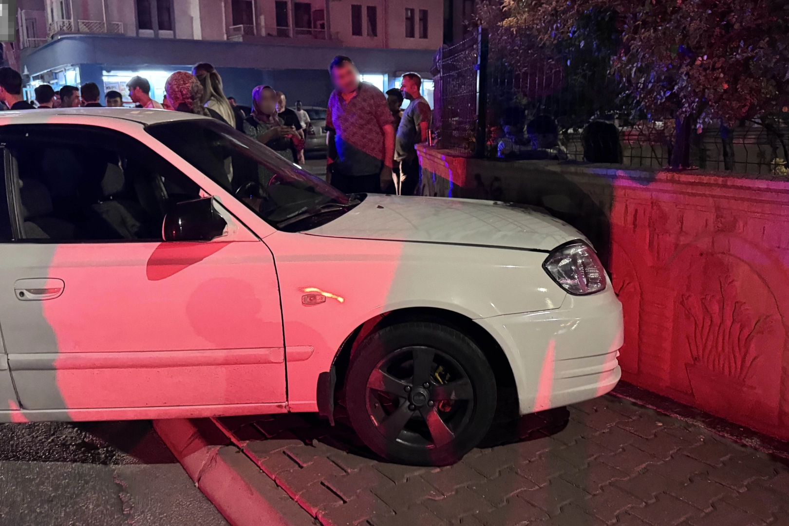 Kayseri'de otomobil kaza yaptı: Bina duvarına çarptı Kayseri'de otomobil kaza yaptı: Bina duvarına çarptı