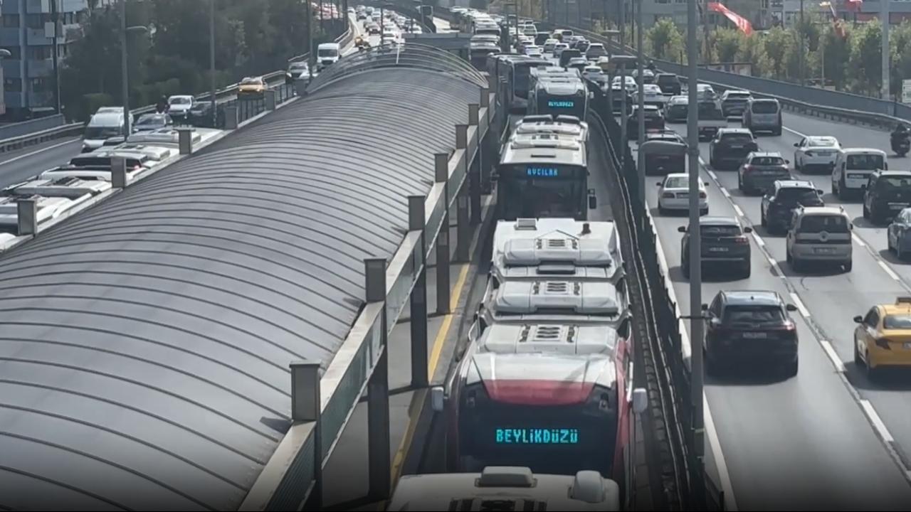 Arızalanan metrobüs, Mecidiyeköy'de yoğunluğa yol açtı