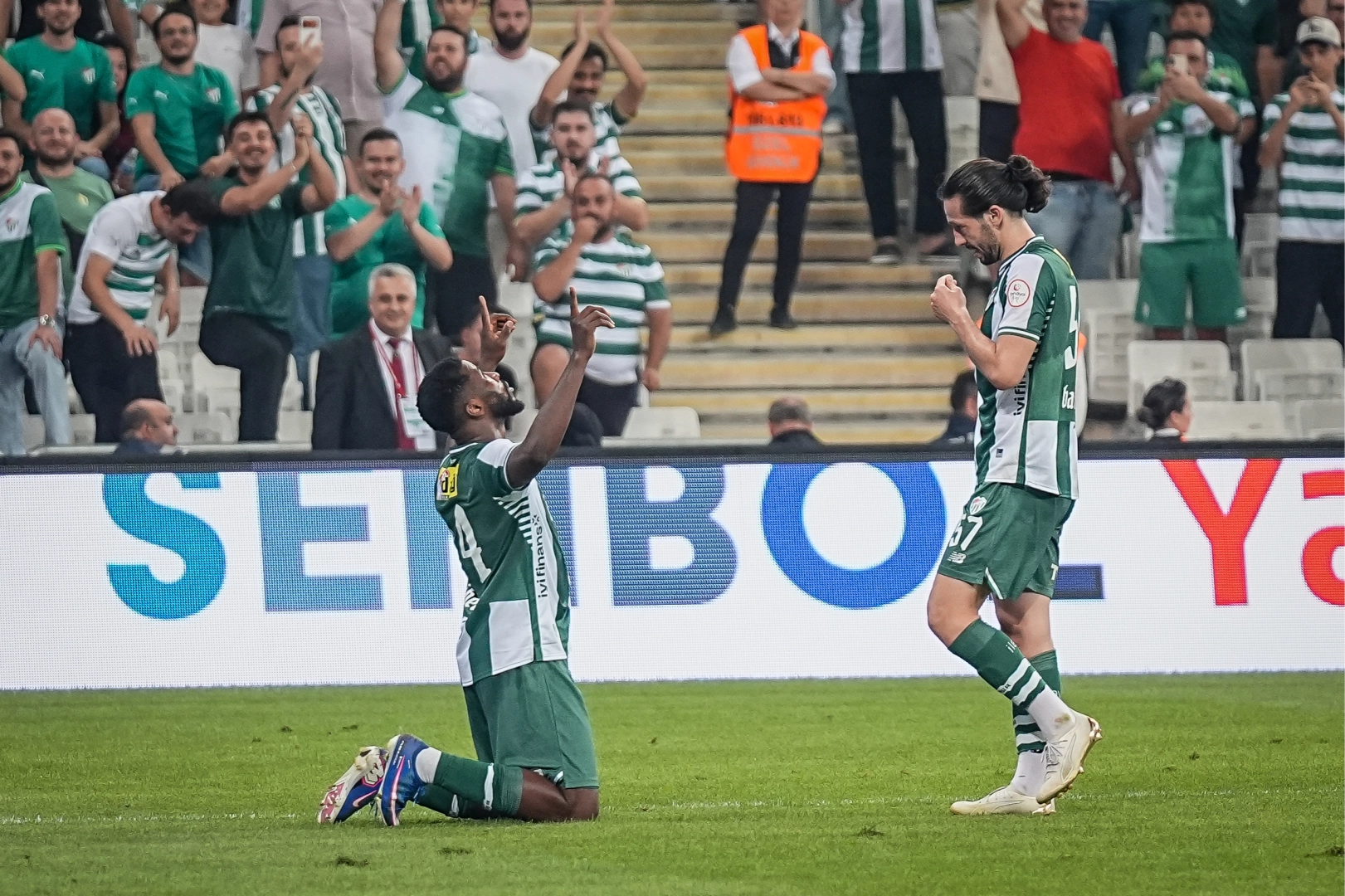 Bursaspor, İstanbulspor'u 4-0 ile geçerek 5. haftada 4. galibiyetini aldı