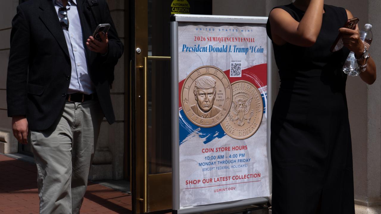 Trump portreli 1 dolar madeni parası resmi olarak kullanılmaya başlandı