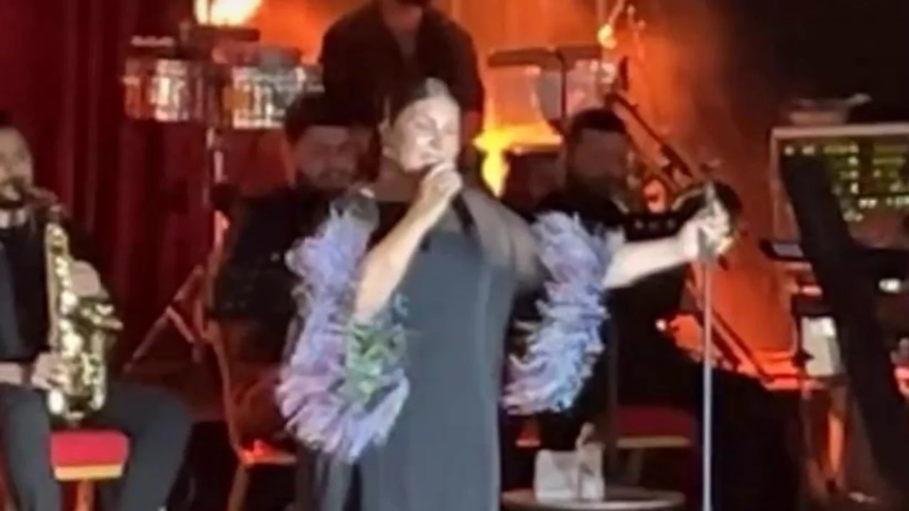 Sibel Can, Bursa Kültürpark'ta unutulmaz bir konser verdi