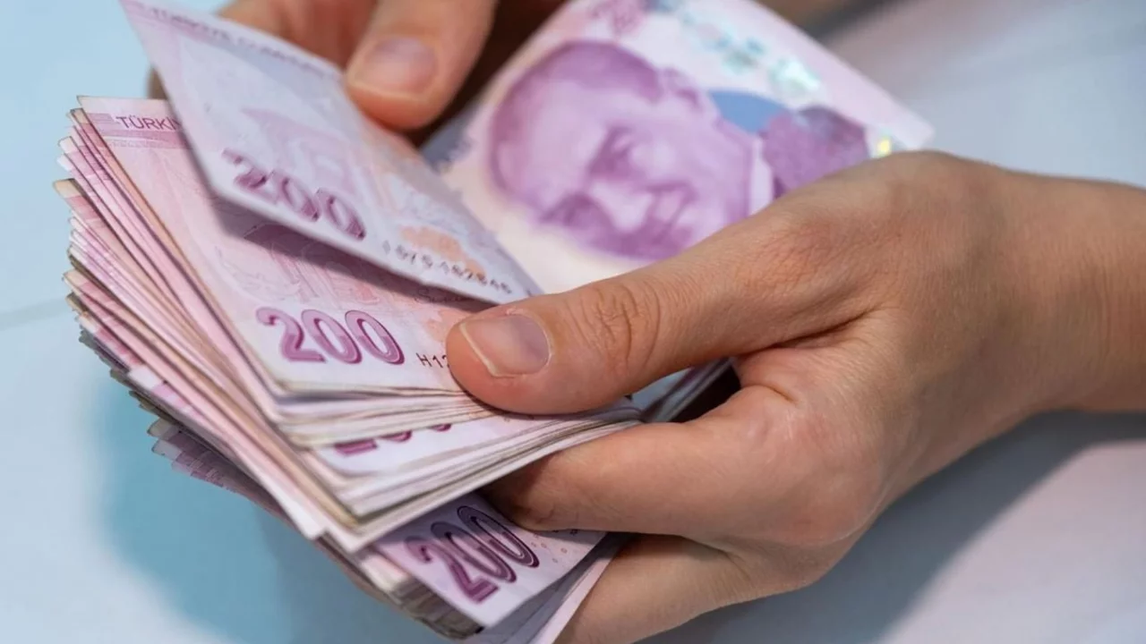 Akaryakıt fiyatları gece yarısı arttı: Benzin 76,62 TL, motorin 88,86 TL oldu