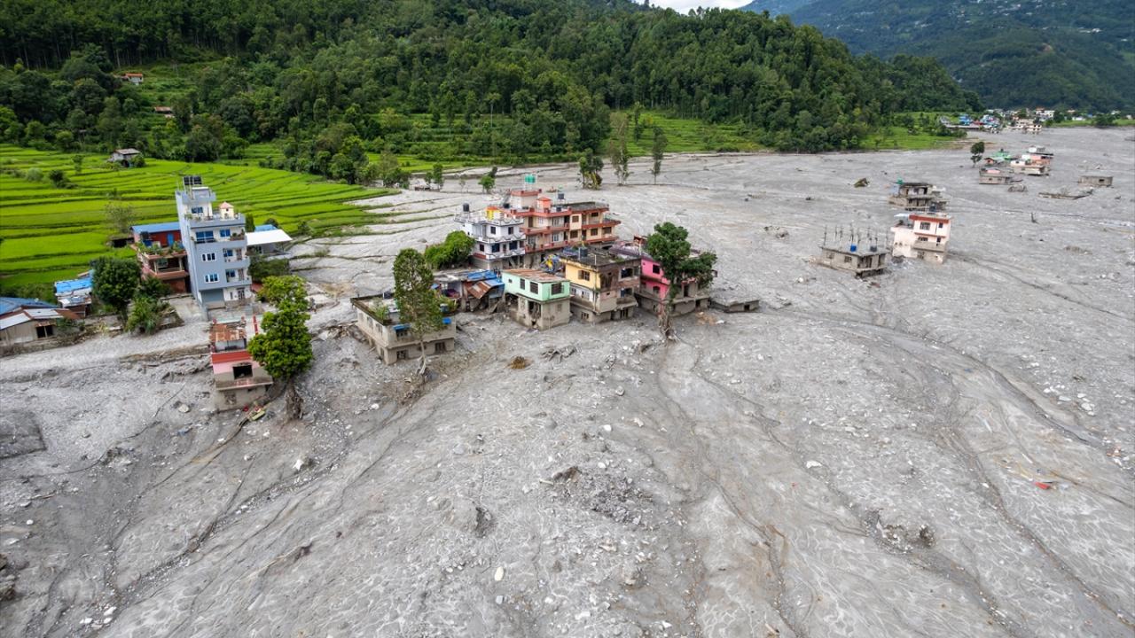 Nepal'deki sel felaketinde 9 gün mahsur kalan 2 işçi kurtarıldı