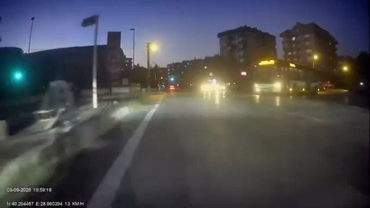 Bursa'da kırmızı ışık ihlali yapan otobüs şoförü motosiklet sürücüsüne yanıt verdi