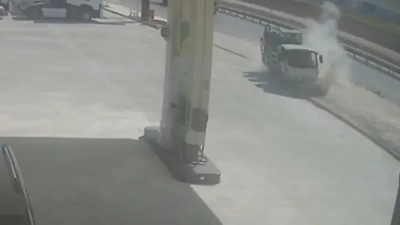 Bursa'da korkutan kaza: Kamyonet benzinliğe girdi, yaralı yok Bursa'da korkutan kaza: Kamyonet benzinliğe girdi, yaralı yok