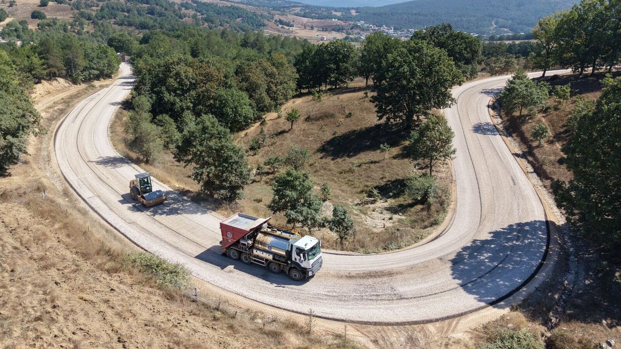 Bursa'da yol çalışmaları hız kazandı: 11 mahallede 32,5 kilometre yenilenecek