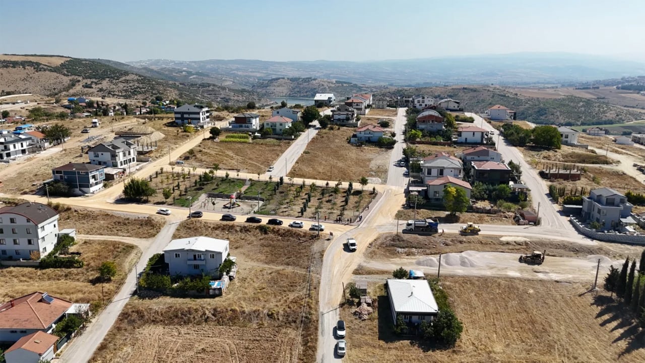 İnegöl Belediyesi, Akhisar Mahallesi'nde 14 sokakta sathi kaplama yapıyor