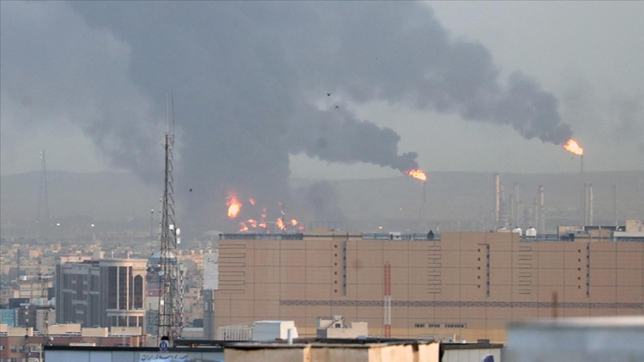 İran Petrol Bakanı: ABD-İsrail'in hedef aldığı rafineriler yeniden inşa edildi