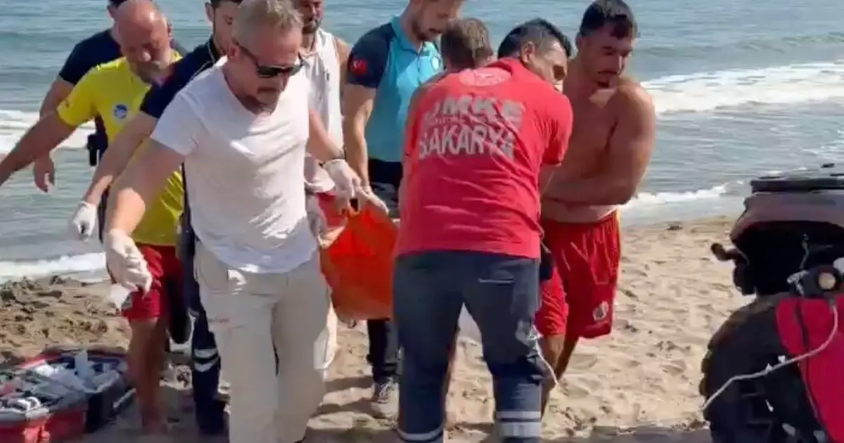 Sakarya'da denizde hareketsiz bulunan vatandaşa kalp masajı yapıldı Sakarya'da denizde hareketsiz bulunan vatandaşa kalp masajı yapıldı
