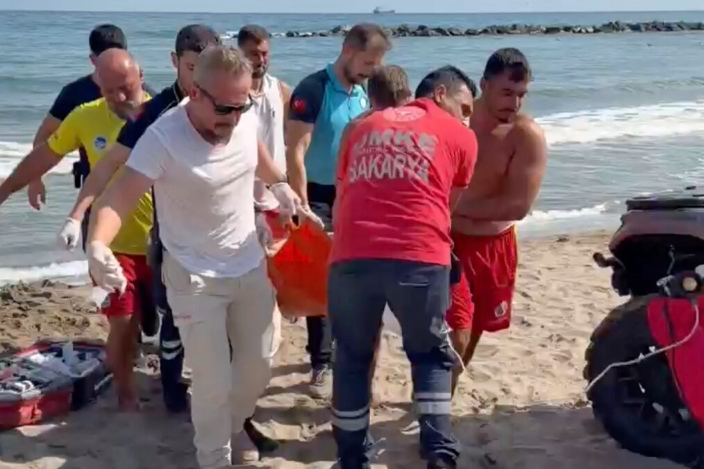 Sakarya'da denizde hareketsiz bulunan vatandaşa kalp masajı yapıldı Sakarya'da denizde hareketsiz bulunan vatandaşa kalp masajı yapıldı