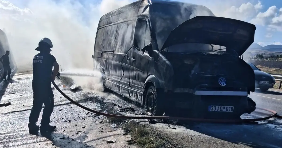 Amasya’da seyir halindeki kamyonette yangın: Araç kullanılamaz hale geldi