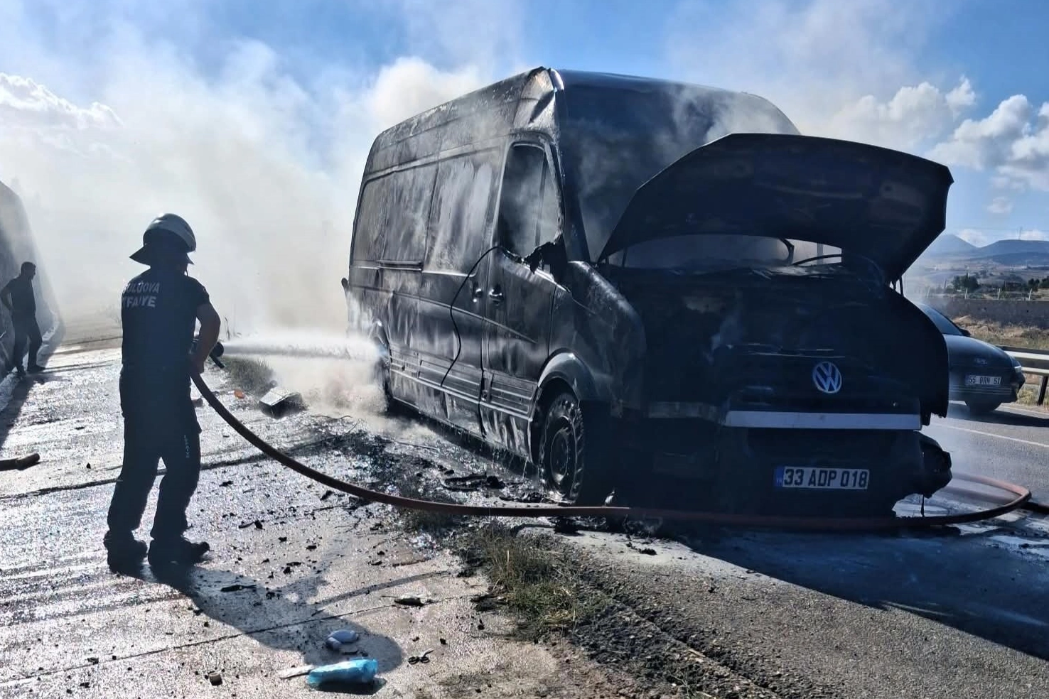 Amasya’da seyir halindeki kamyonette yangın: Araç kullanılamaz hale geldi