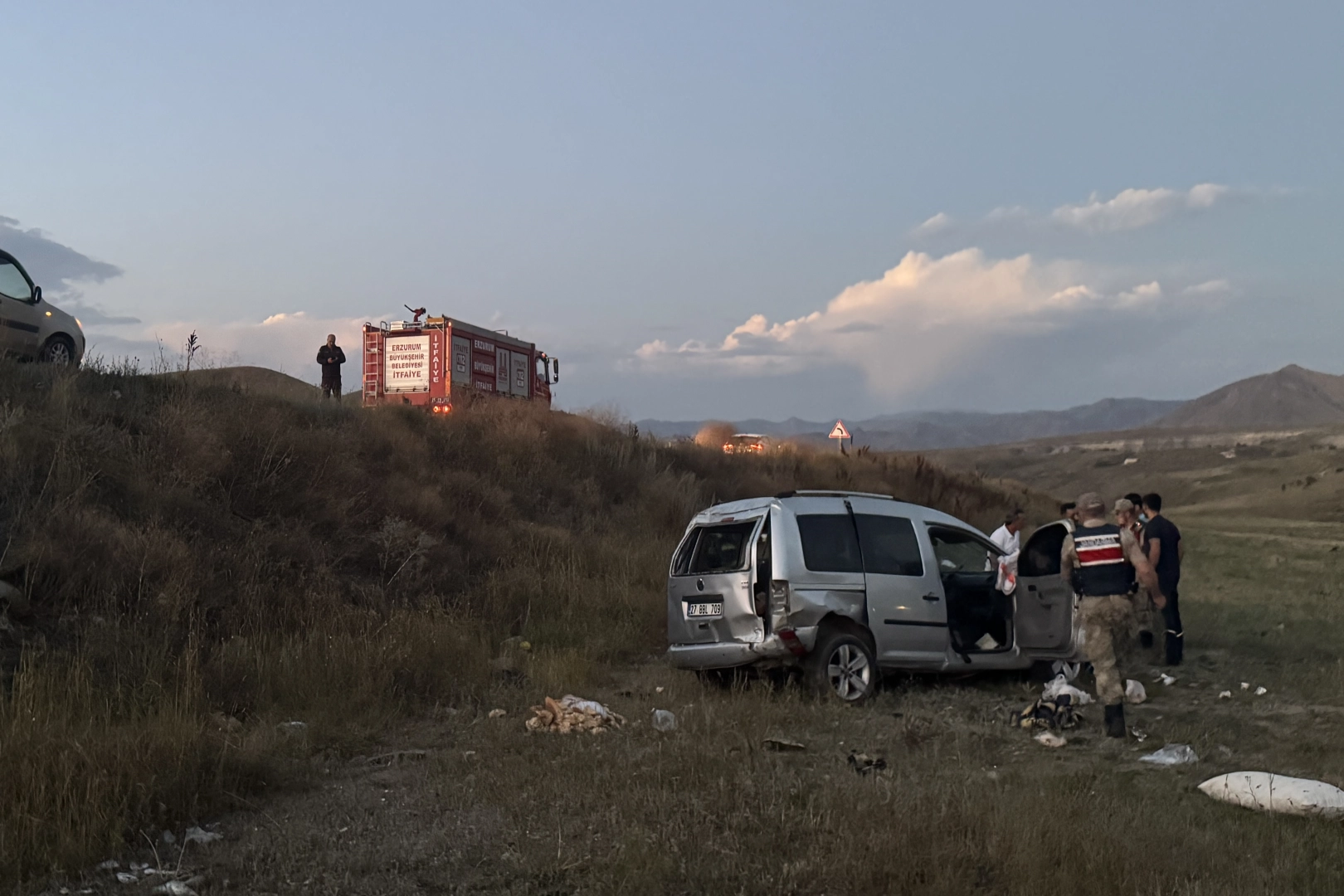 Erzurum-Artvin kara yolunda panelvan devrildi: 2 yaralı