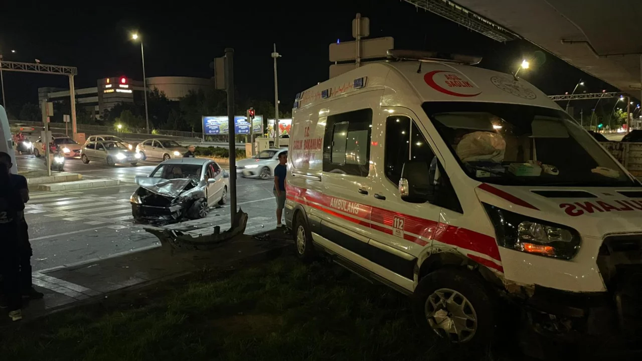 Kayseri'de kaza: Ambulans savruldu, 6 kişi yaralandı