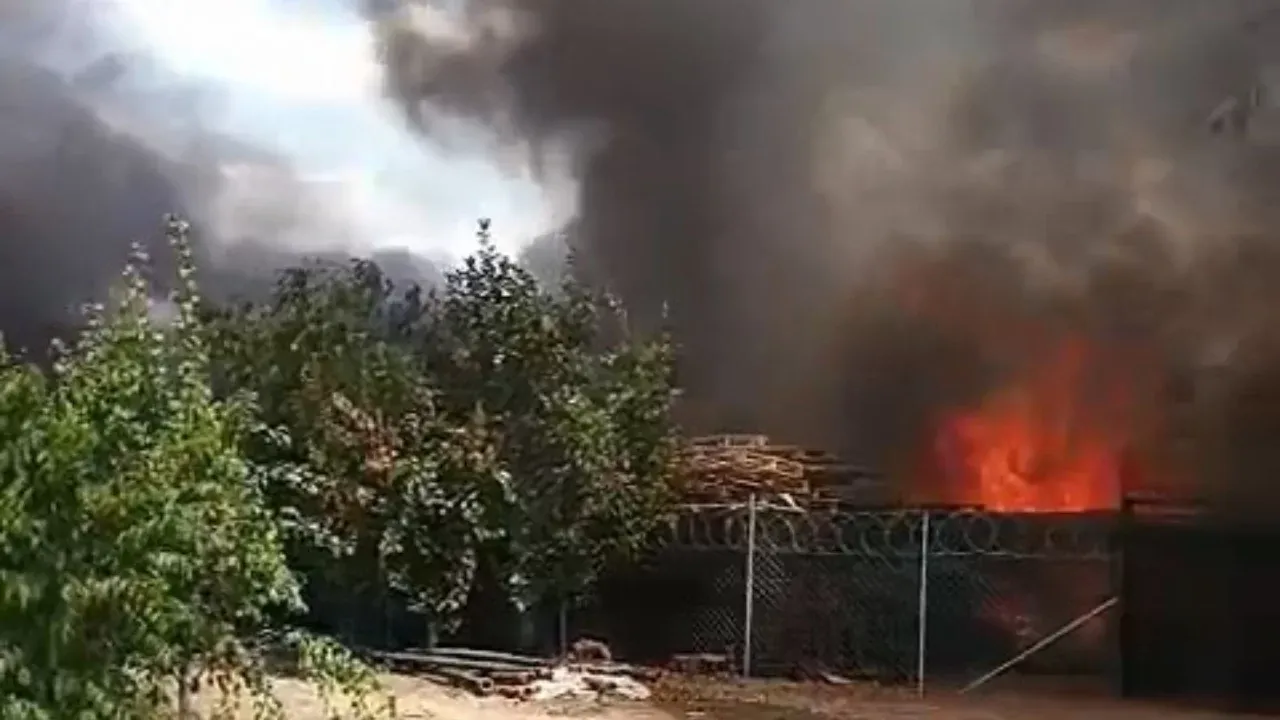 Yıldırım'da depo bahçesinde paletler yandı: İtfaiye ekipleri hızlı müdahale etti