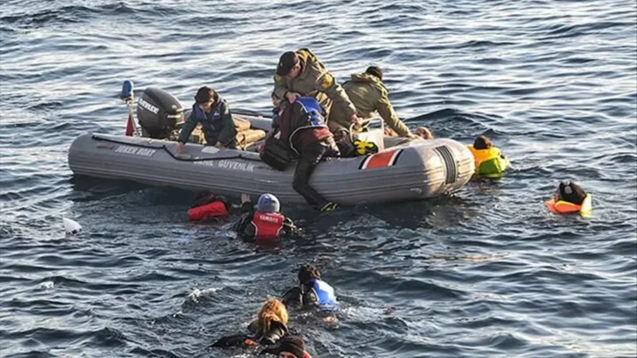 Ege Denizi'nde 26 düzensiz göçmen kurtarıldı: Çocuklar da vardı