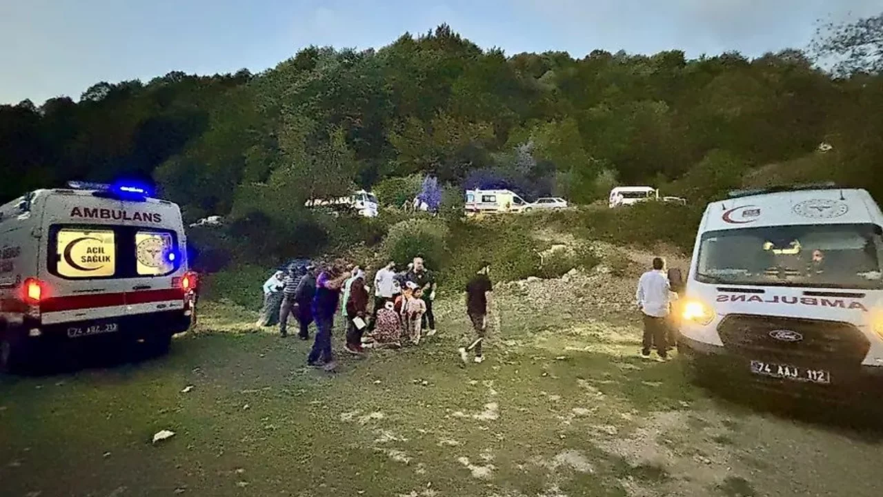 Özbaşı köyünde patpat dereye yuvarlandı: 8 kişi yaralı