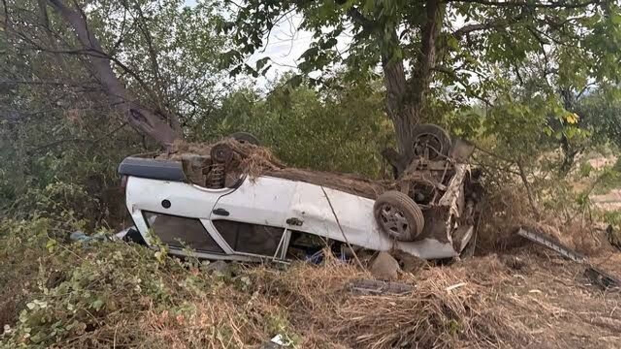 İnegöl'de otomobil ağaca çarparak ters döndü: 8 yaralı İnegöl'de otomobil ağaca çarparak ters döndü: 8 yaralı