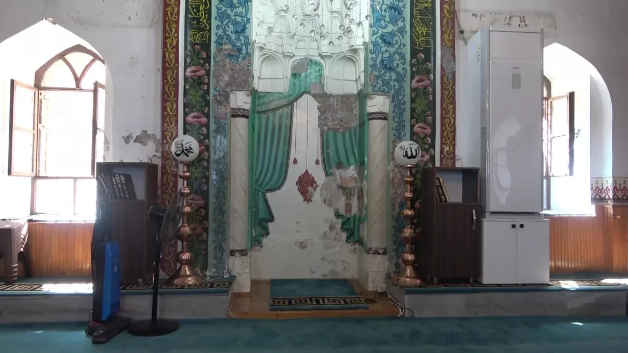 Bursa'nın 550 yıllık Tuz Pazarı Camii'nde tarihi bezemeler gün yüzüne çıktı Bursa'nın 550 yıllık Tuz Pazarı Camii'nde tarihi bezemeler gün yüzüne çıktı