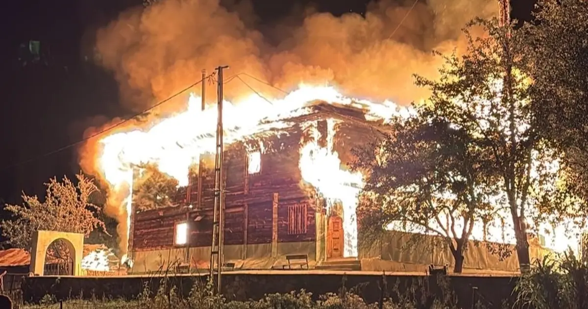 Artvin'de çıkan yangında 1933 yapımı ahşap cami kullanılamaz hale geldi