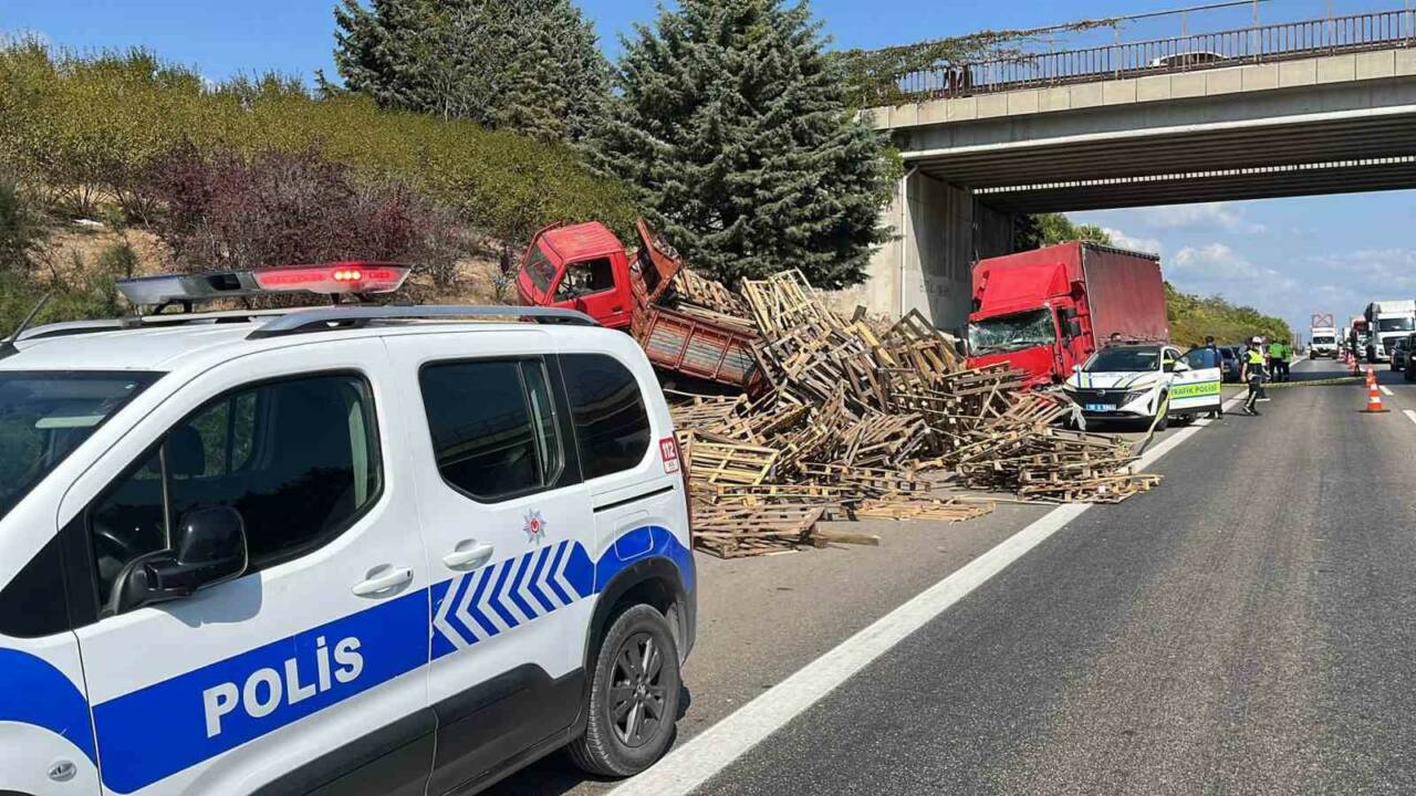 Bursa'da otoyolda meydana gelen kazada bir kişi hayatını kaybetti